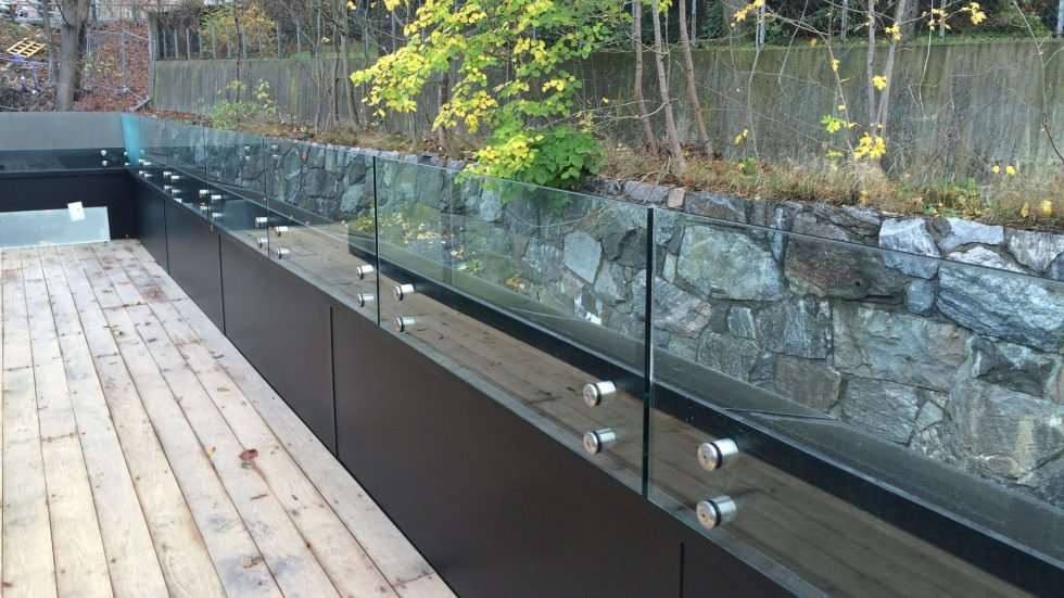 glass-rails-and-railing-systems-980x551